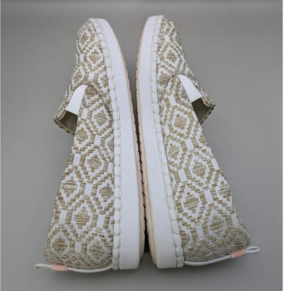 Clarks Womens CloudSteppers Step Glow Slip Flats Beige /‎ White Weave Size 8.5